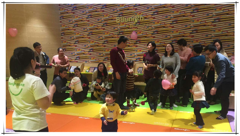 三月,阳光明媚,迎春花开。初春的柔风,带来阵阵绿意与希望,而温暖亦如期而至。在这个充满希冀的三月,我们迎来一个属于所有女性的节日??妇女节。值此之际,BBunion国际早教泉州中骏店拟办“爱在三月?女神驾到”主题活动,与所有妈妈们一起,勇敢爱,做魅力女神。 三月,阳光明媚,迎春花开。初春的柔风,带来阵阵绿意与希望,而温暖亦如期而至。在这个充满希冀的三月,我们迎来一个属于所有女性的节日??妇女节。值此之际,BBunion国际早教泉州中骏店拟办“爱在三月?女神驾到”主题活动,与所有妈妈们一起,勇敢爱,做魅力女神。